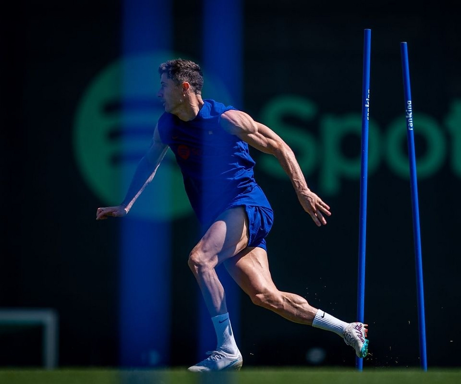 体育娱乐-包含莱万多夫斯基回归赛场，赛事规则更新首场状态亮眼，IG观众沸腾！的词条-体育娱乐